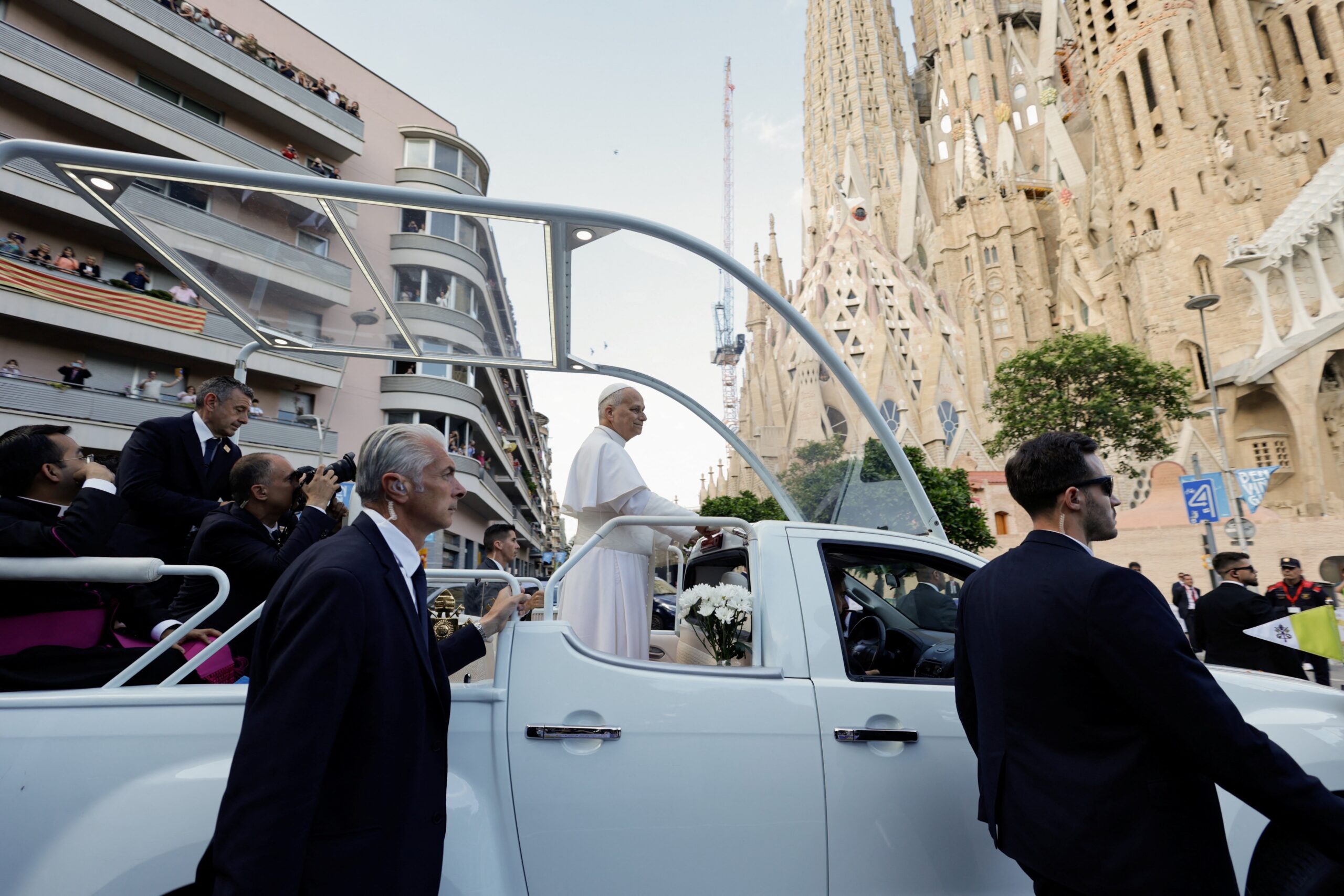Papa Leão XIV chega à Sagrada Família para abençoar a torre que tornou a igreja a mais alta do mundo