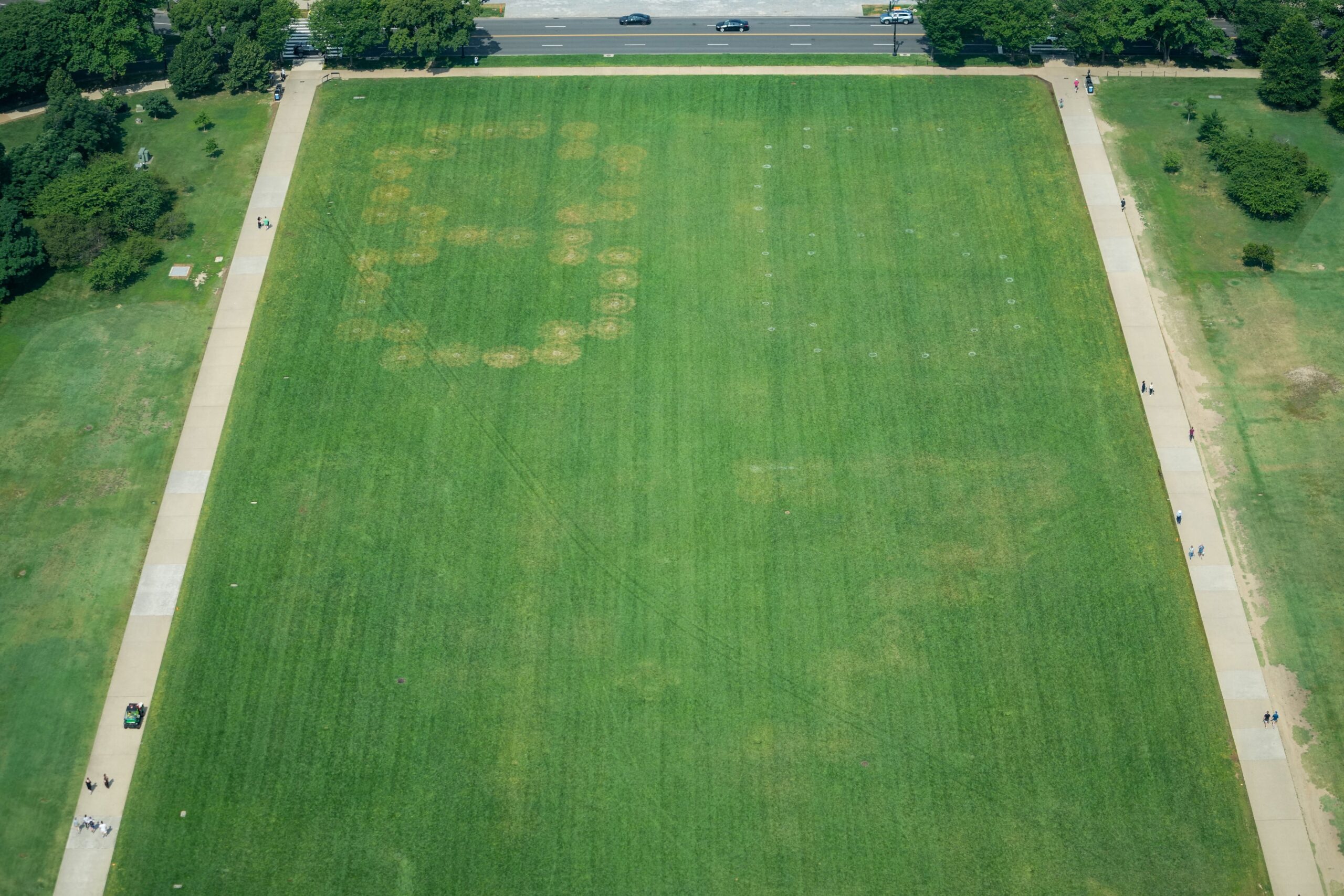 Desenho gigante com os números ‘8647’ aparece em Washington; expressão já motivou investigação por suposta ameaça a Trump