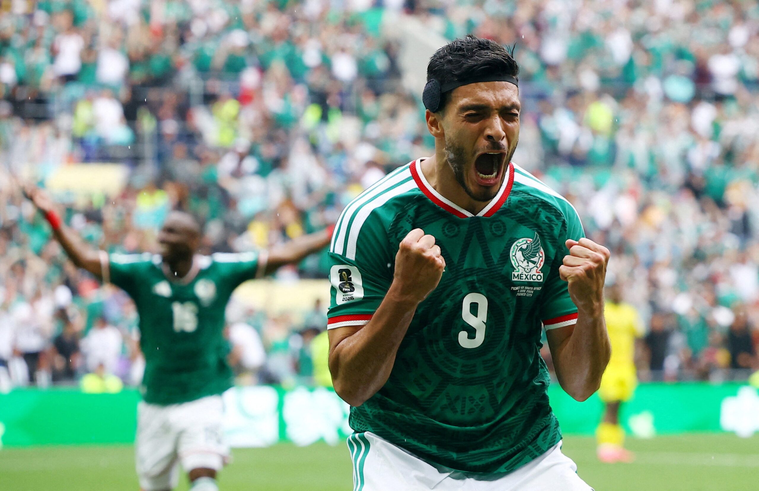 Jiménez marca, quebra “maldição”, chora em meio à perda do pai e se aproxima de artilharia do México
