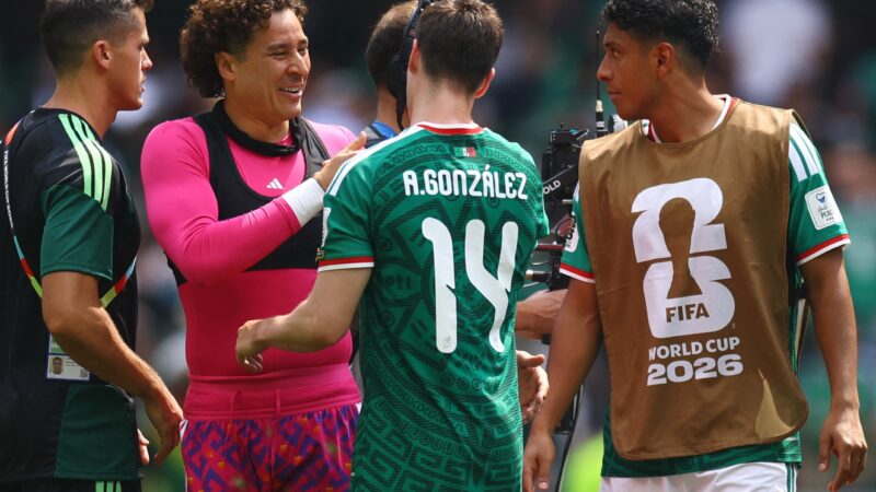 Aos 40 anos, Ochoa vive situação incomum na Copa e vê do banco a vitória do México: “Mais tenso”