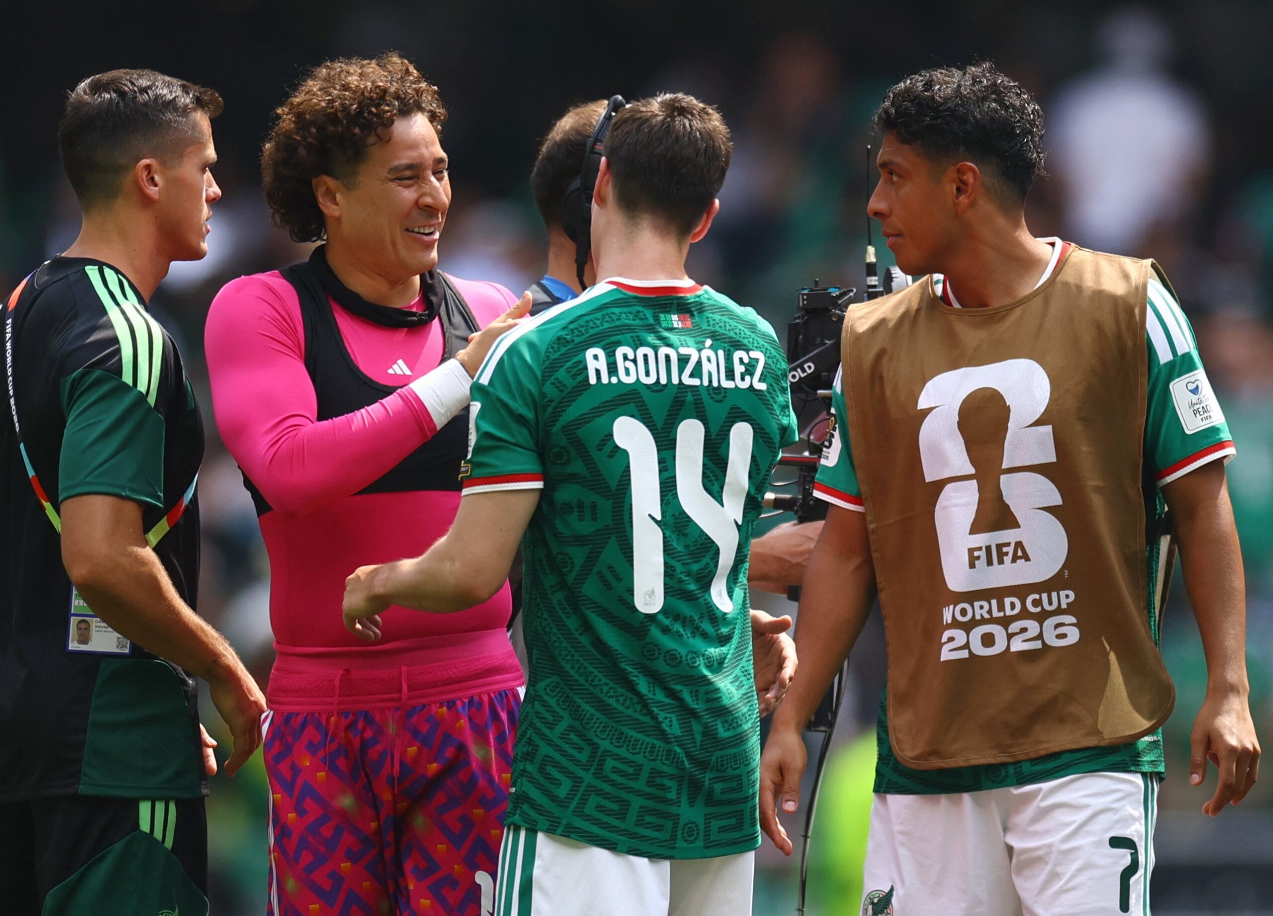 Aos 40 anos, Ochoa vive situação incomum na Copa e vê do banco a vitória do México: “Mais tenso”