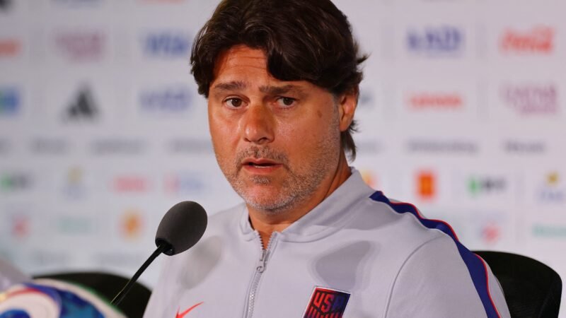 Técnico dos EUA se irrita com barulho em sala de coletiva de estádio bilionário: “Inacreditável”