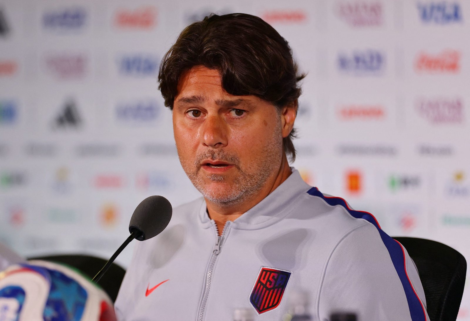 Técnico dos EUA se irrita com barulho em sala de coletiva de estádio bilionário: “Inacreditável”