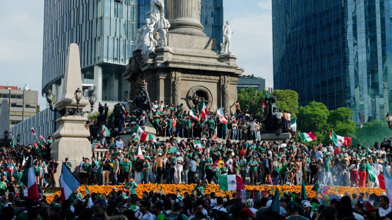 Mexicanos fazem festa nas ruas após vitória na estreia da Copa do Mundo; veja as imagens