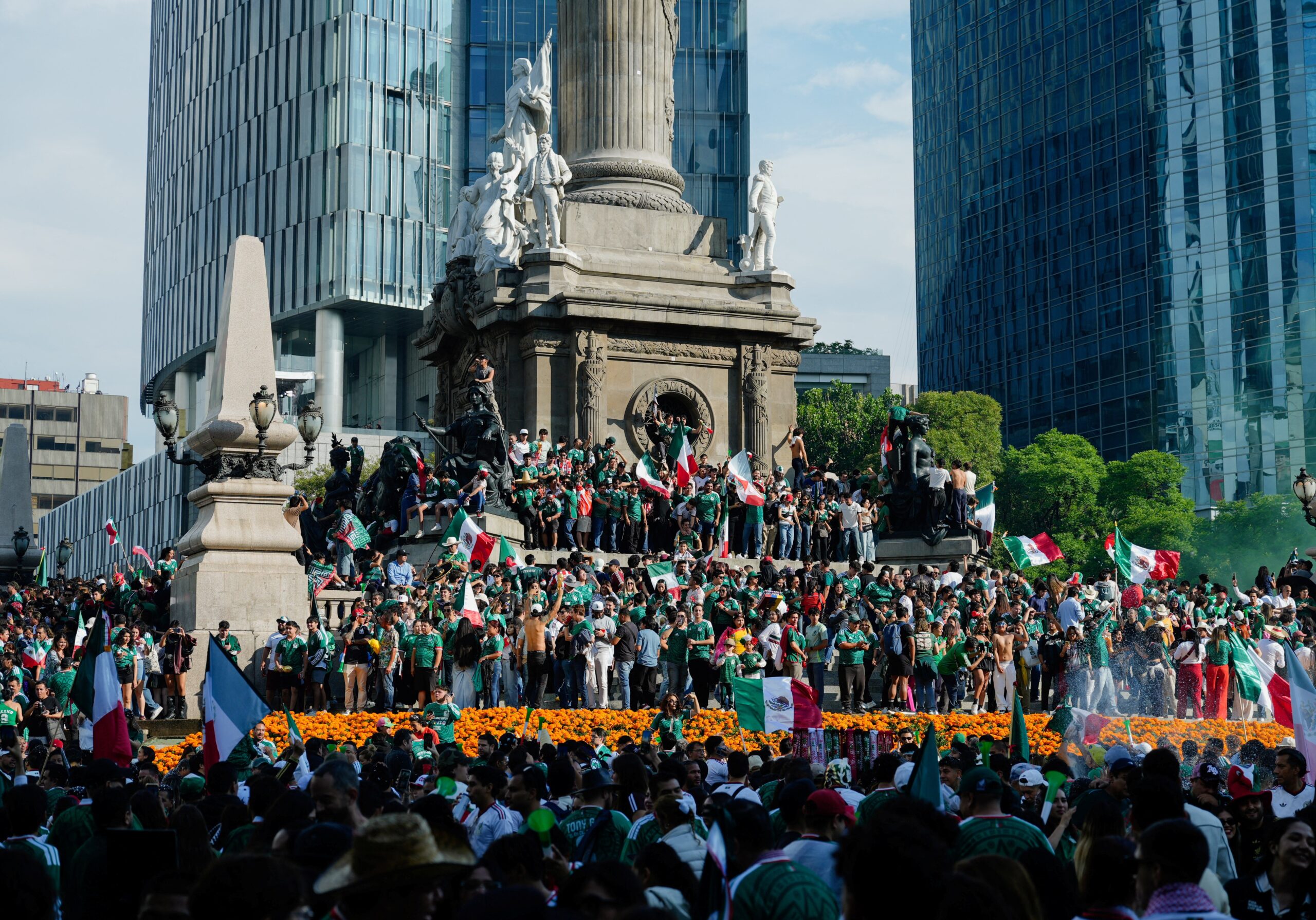 Mexicanos fazem festa nas ruas após vitória na estreia da Copa do Mundo; veja as imagens