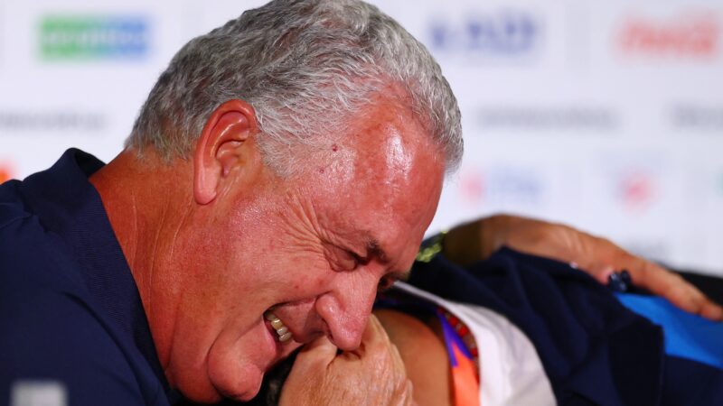 Meia do Paraguai se emociona em coletiva na véspera de estreia e ganha abraço do treinador