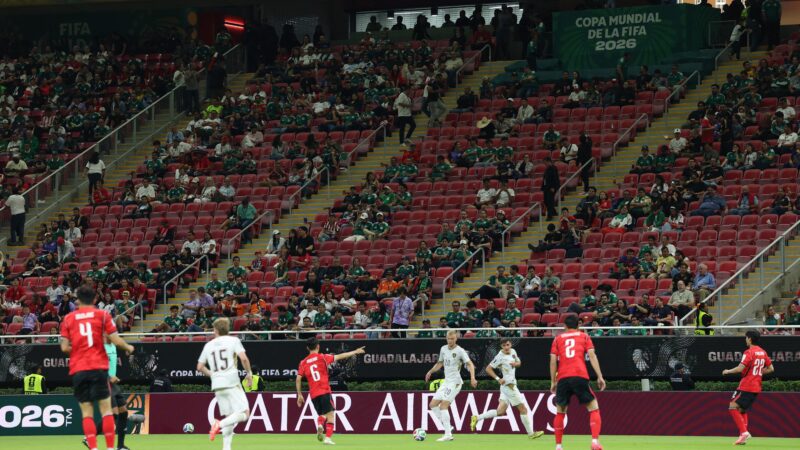 Internautas se revoltam com estádio vazio em Coreia do Sul x República Tcheca
