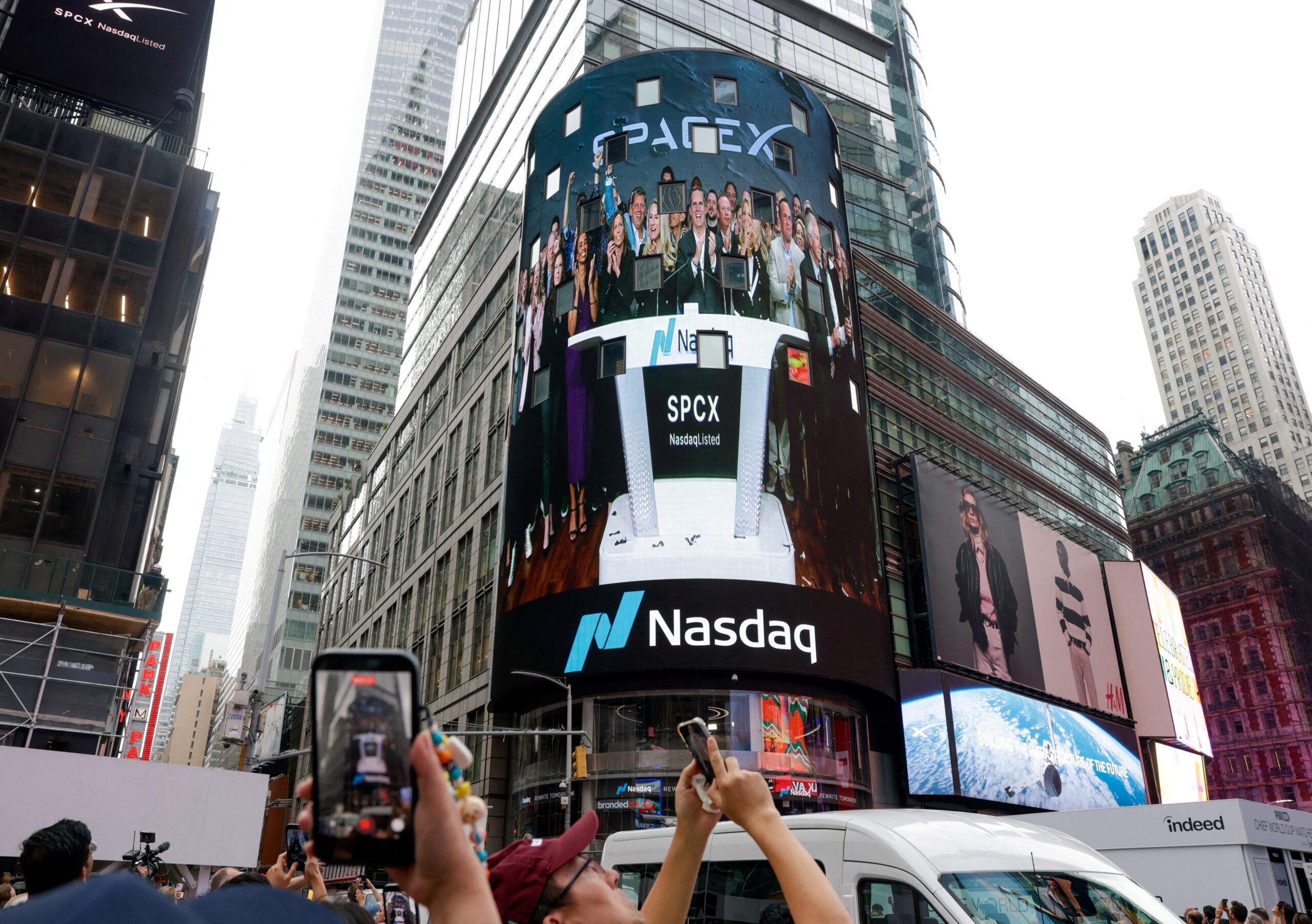 SpaceX estreia na bolsa: veja como investir na empresa e em outras ações no exterior