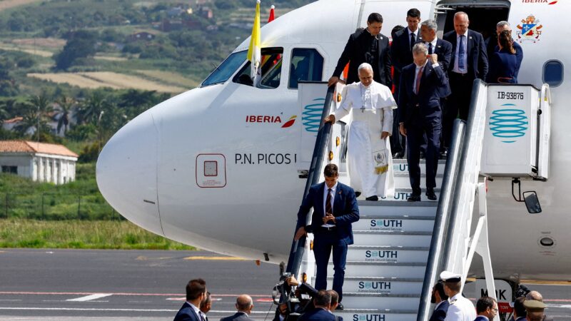 Papa Leão XIV deixa Espanha em aeronave real após avião sofrer problema técnico