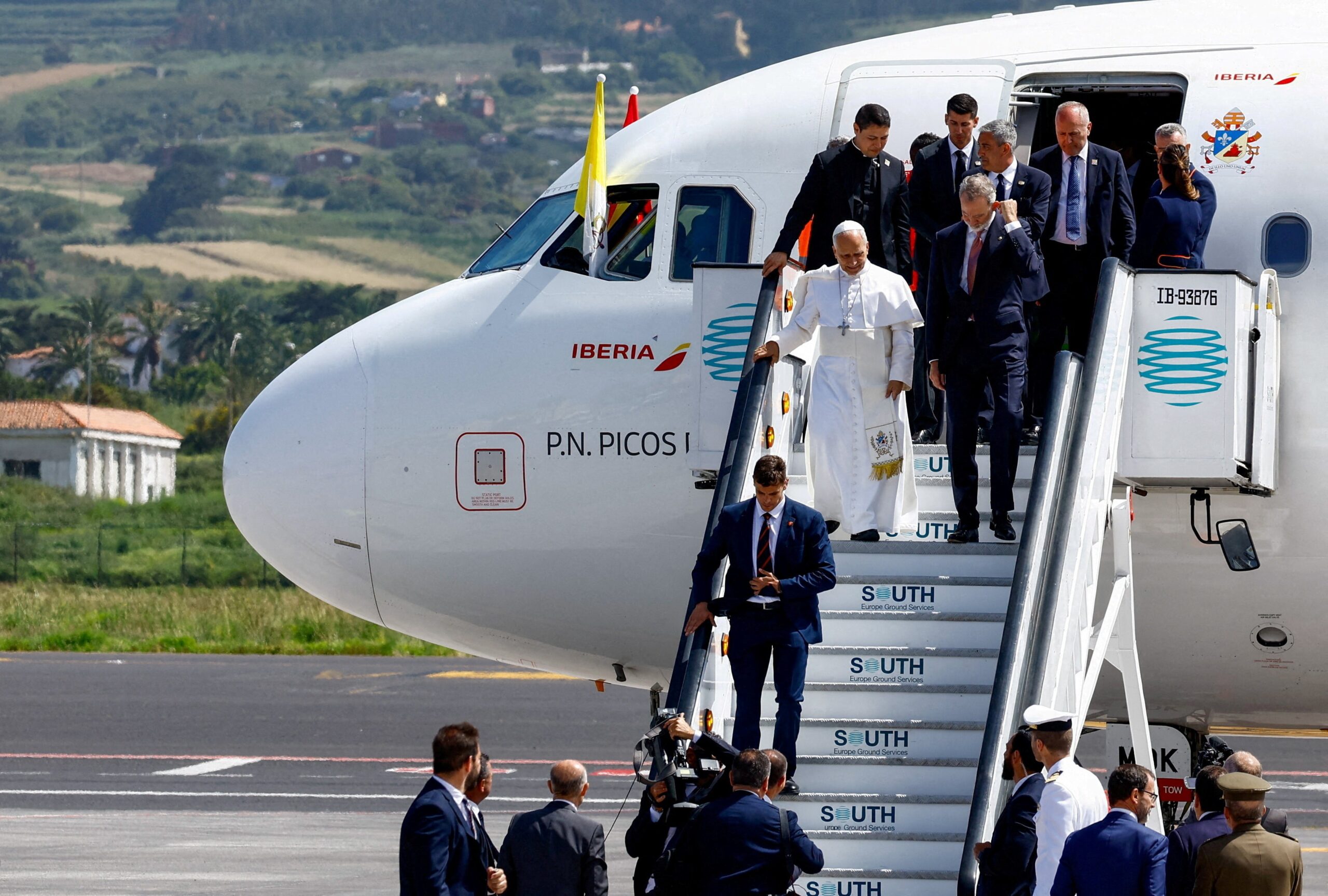 Papa Leão XIV deixa Espanha em aeronave real após avião sofrer problema técnico