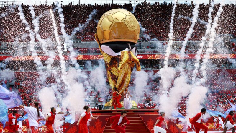 Gafe com taça da Copa do Mundo chama atenção na abertura do Canadá; veja imagens
