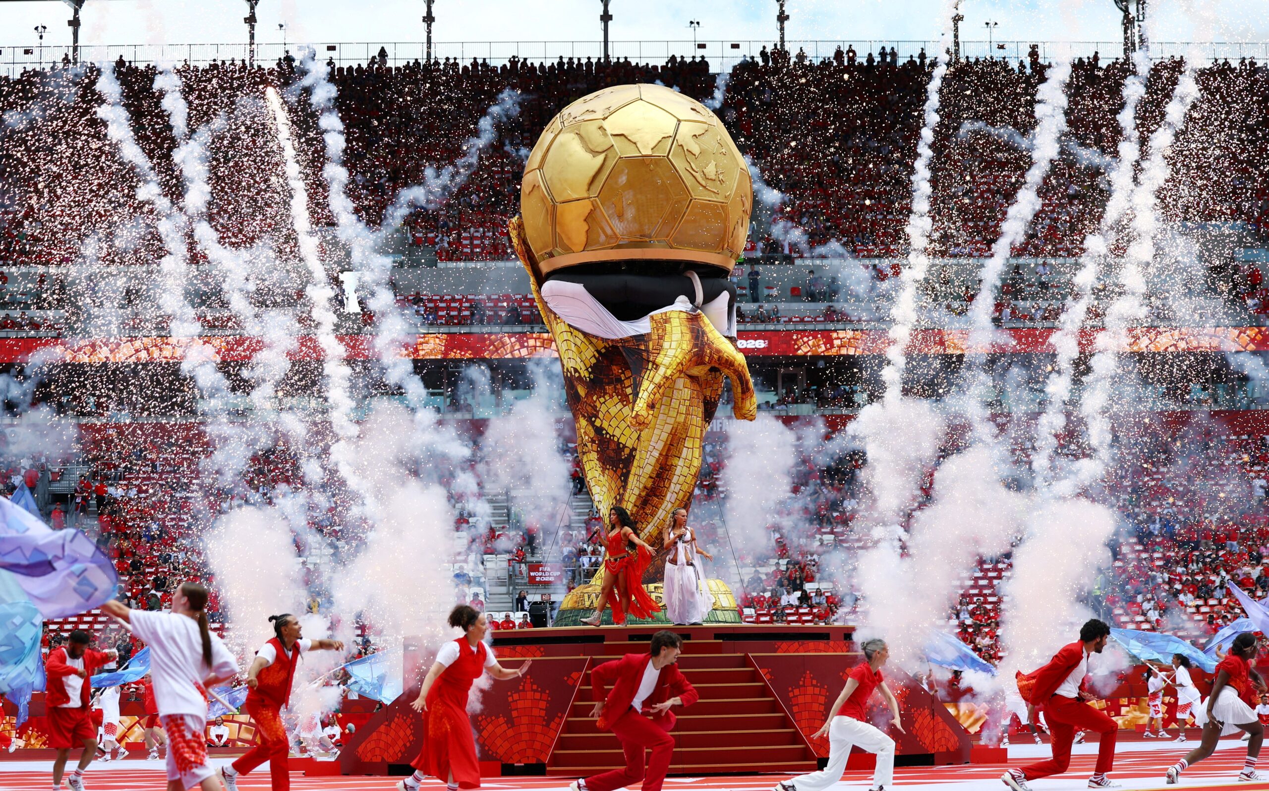 Gafe com taça da Copa do Mundo chama atenção na abertura do Canadá; veja imagens
