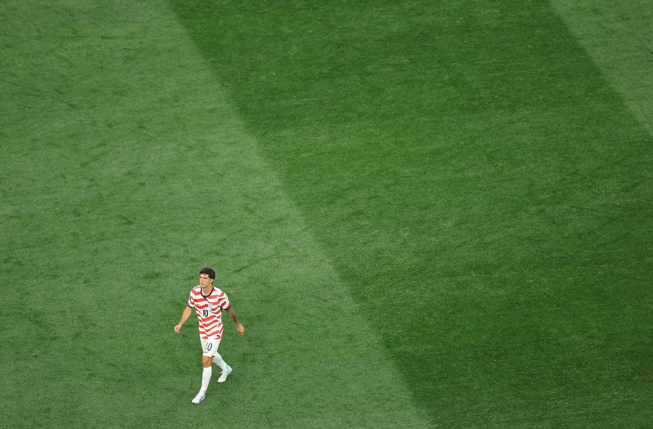 Pulisic sofre lesão em goleada dos EUA na estreia da Copa: “Espero que não seja nada”