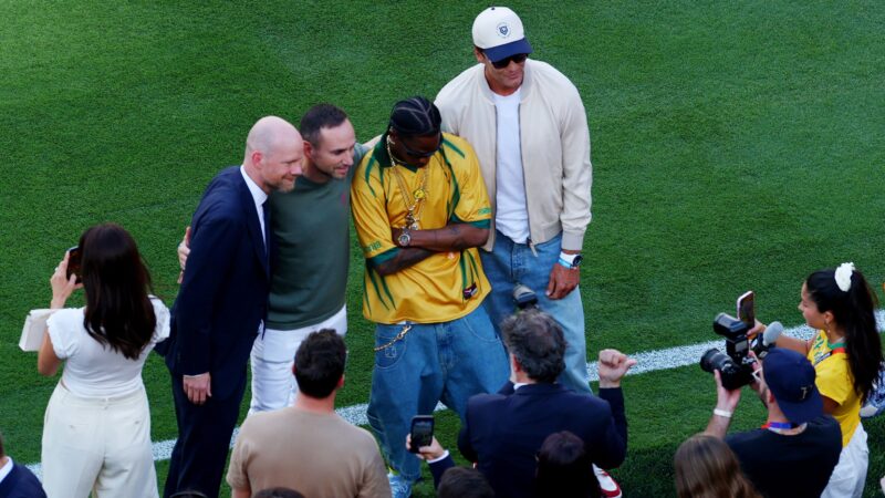 Tom Brady e Travis Scott assistem ao jogo entre Brasil e Marrocos na Copa do Mundo