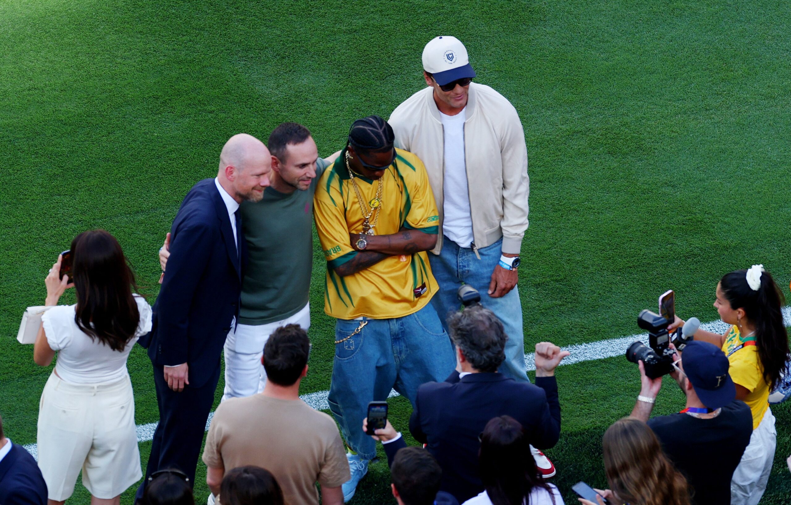 Tom Brady e Travis Scott assistem ao jogo entre Brasil e Marrocos na Copa do Mundo