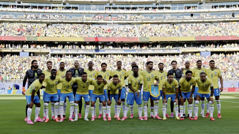Seleção “quebra protocolo” na Copa e transforma foto antes de jogos em símbolo de união