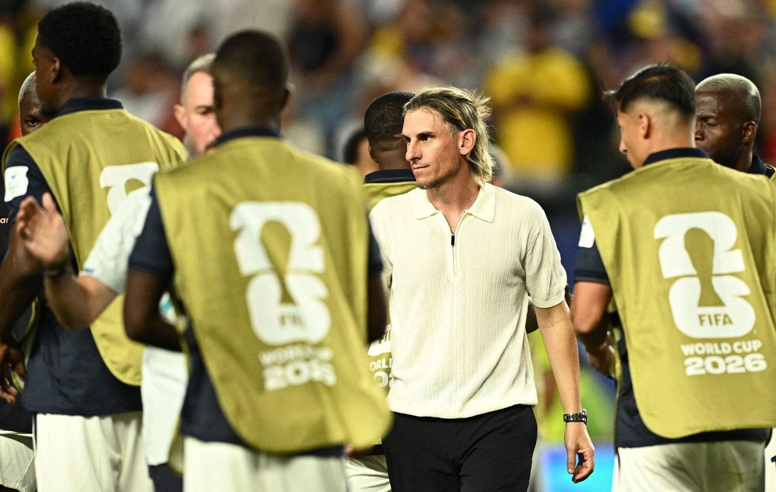 Técnico do Equador critica árbitro e vê derrota injusta para Costa do Marfim: “Impotência”