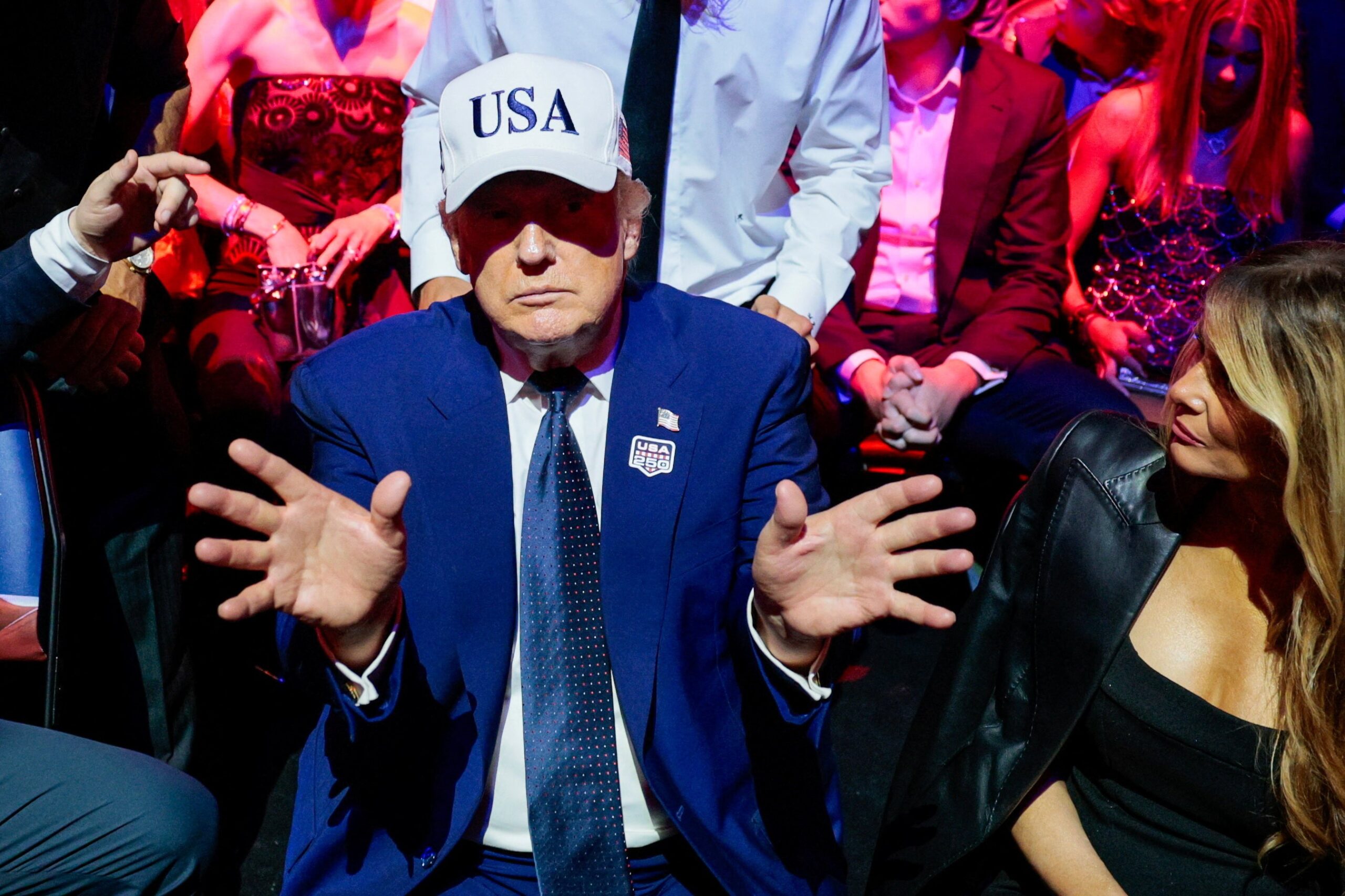 Nas vésperas do G7, Trump ameaça impor tarifa de 100% sobre vinhos franceses se país não eliminar imposto sobre big techs