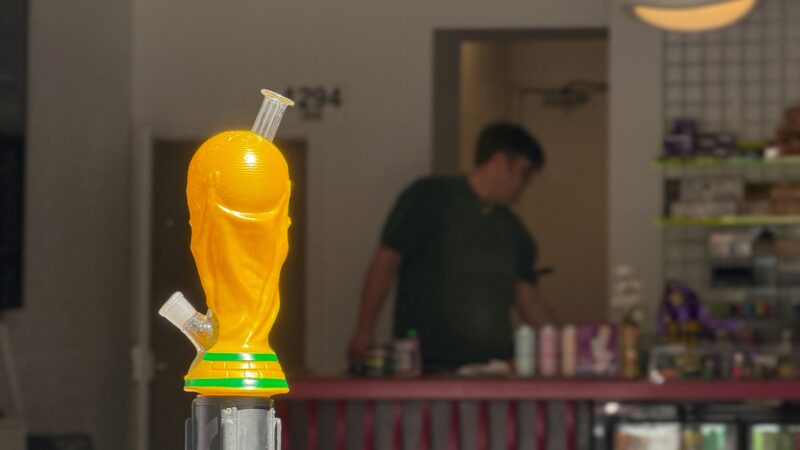 Loja no Canadá é notificada pela FIFA após vender réplica da taça da Copa do Mundo para consumo de maconha