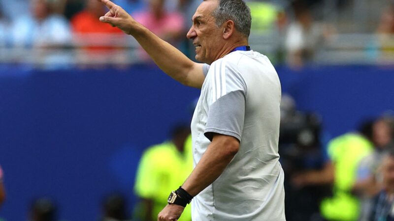 Técnico admite que ainda conhece atletas e que Arábia “mostrou caráter” contra o Uruguai