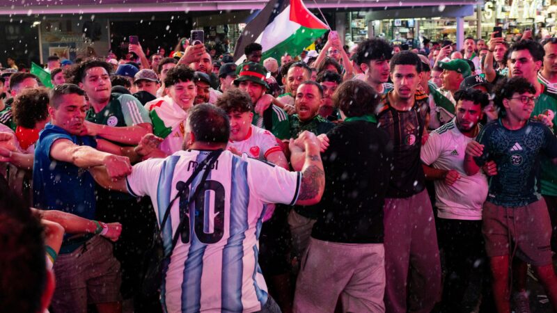 Copa do Mundo: torcedores da Argentina e da Argélia brigam na Times Square antes de jogo; VÍDEO