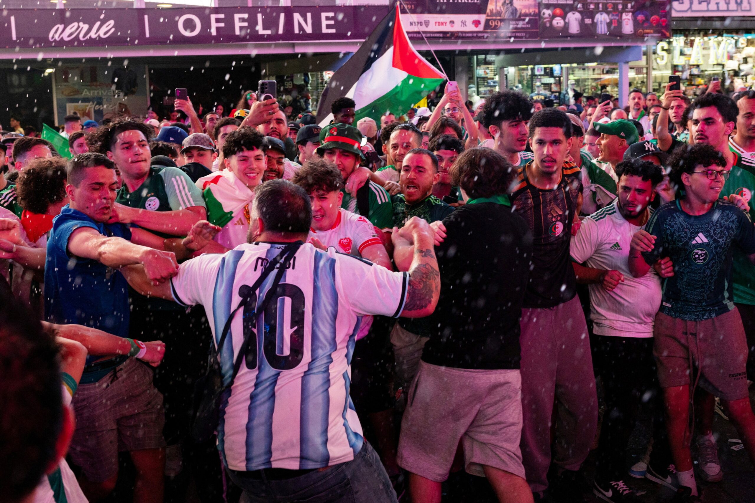 Copa do Mundo: torcedores da Argentina e da Argélia brigam na Times Square antes de jogo; VÍDEO