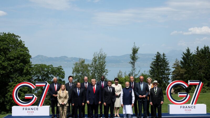 Lula e Trump posam juntos na foto oficial do G7, mas não se cumprimentam após registro
