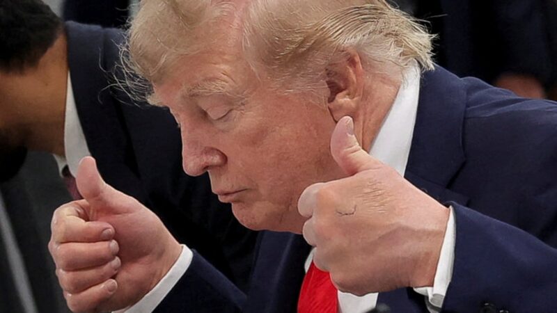 Em meio à cúpula do G7, Donald Trump volta a aparecer com marcas na mão