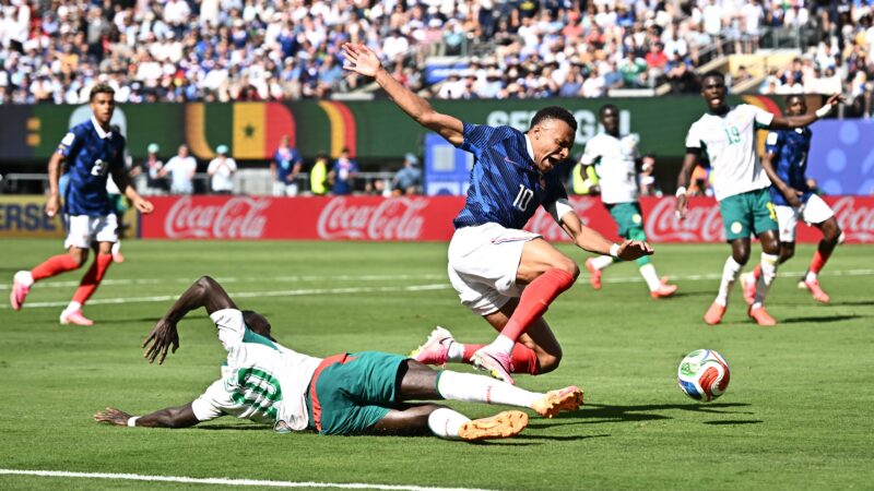 França x Senegal: árbitro australiano contraria VAR e não marca pênalti de Mané em Mbappé