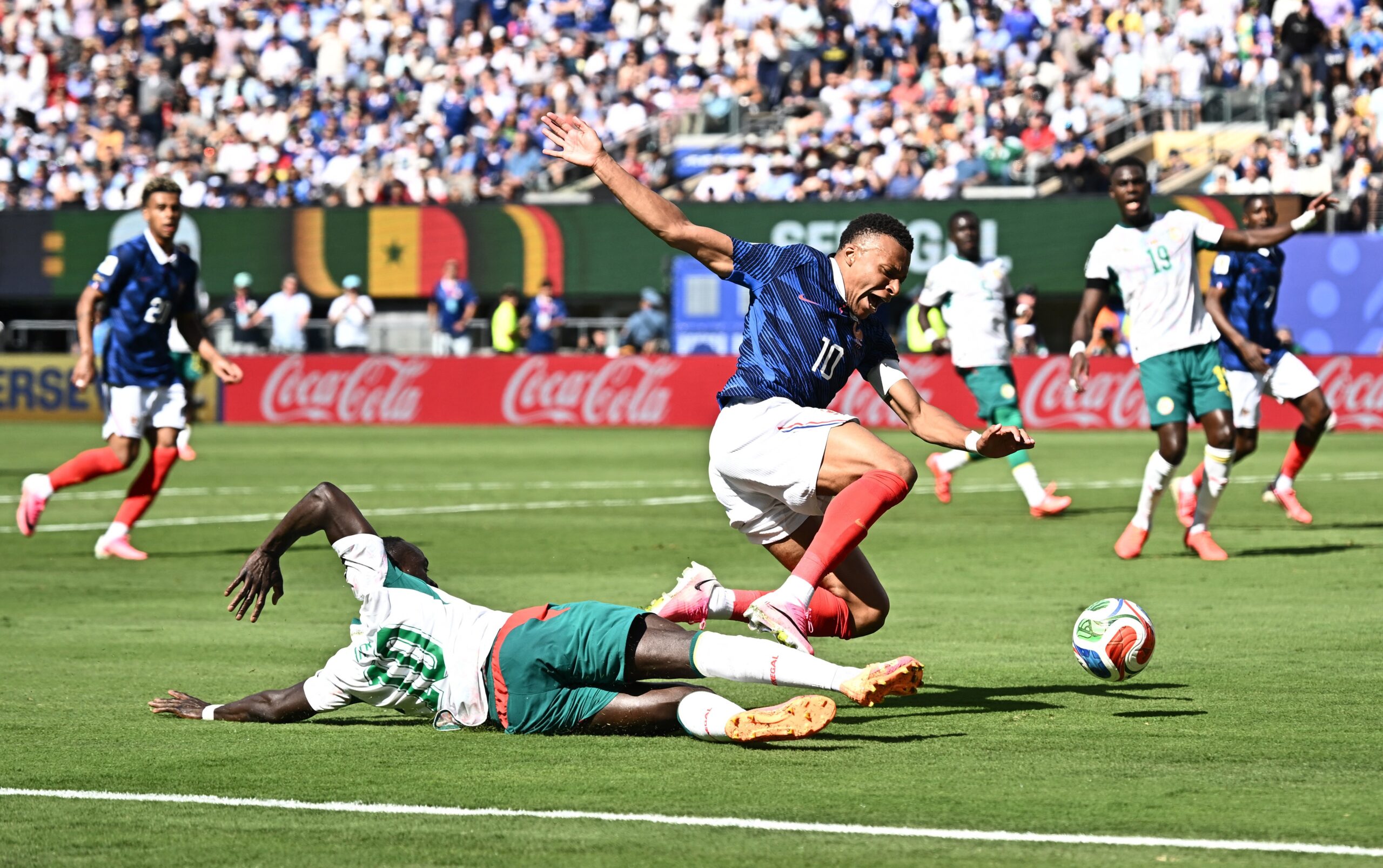 França x Senegal: árbitro australiano contraria VAR e não marca pênalti de Mané em Mbappé