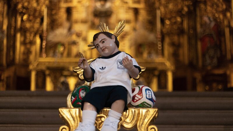 ‘Bebê Jesus mexicano’ atrai peregrinação de torcedores à espera de um milagre do México na Copa