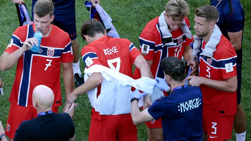 Jogadores da Noruega usam coletes de resfriamento durante pausa em jogo da Copa do Mundo