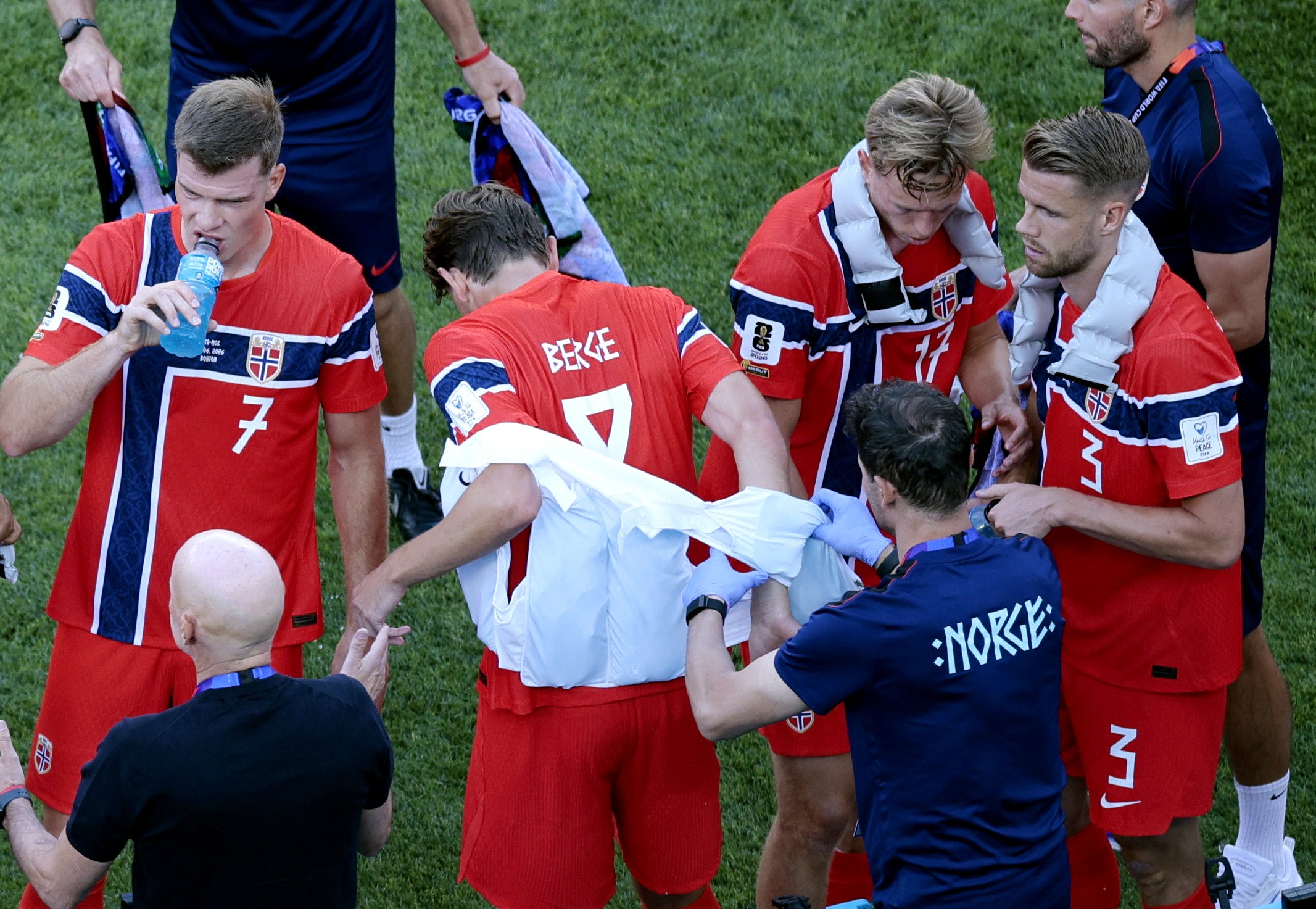 Jogadores da Noruega usam coletes de resfriamento durante pausa em jogo da Copa do Mundo