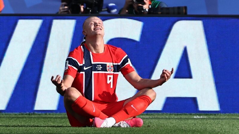 Ele fez de novo! Entenda por que Haaland, da Noruega, comemora seus gols meditando