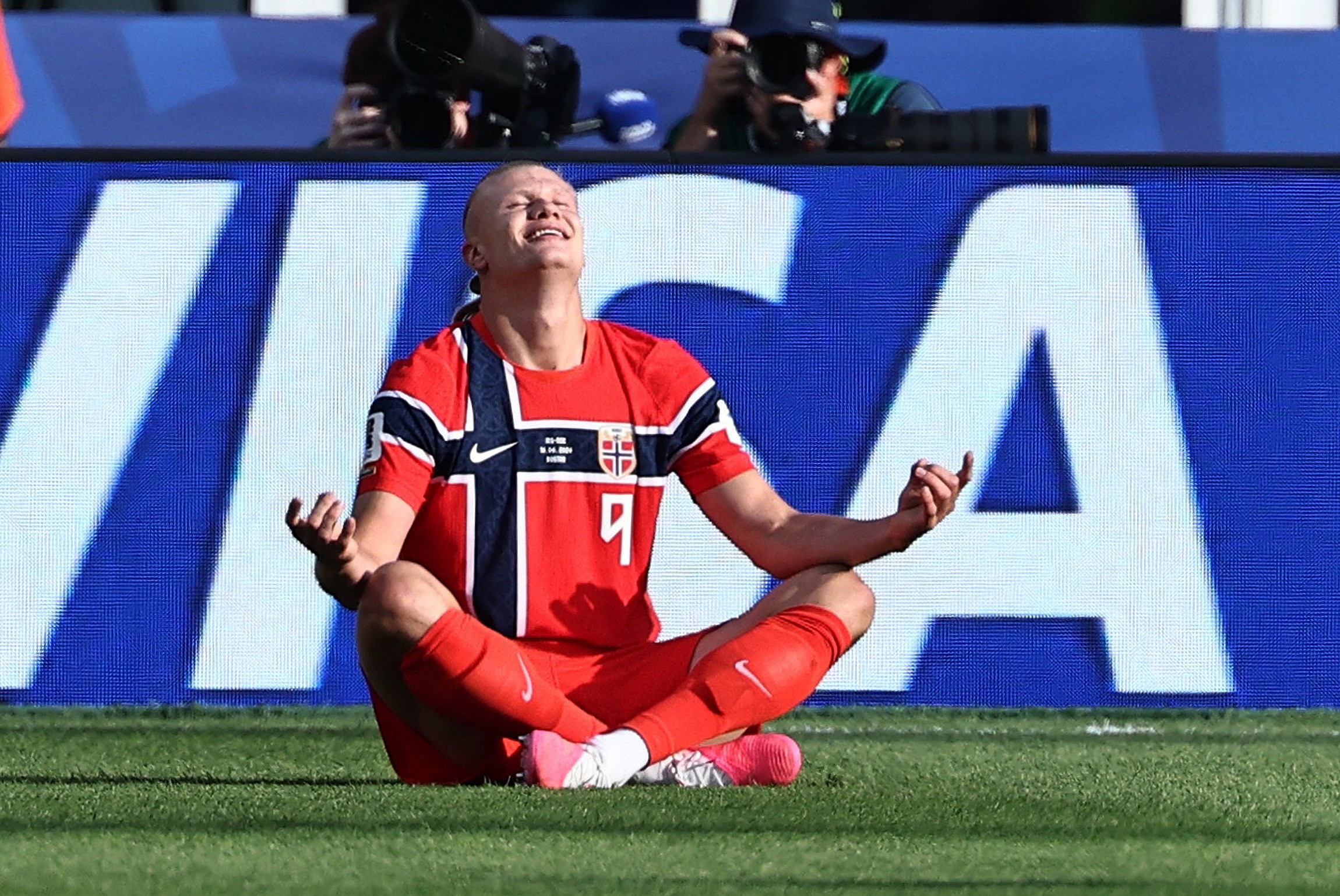 Ele fez de novo! Entenda por que Haaland, da Noruega, comemora seus gols meditando