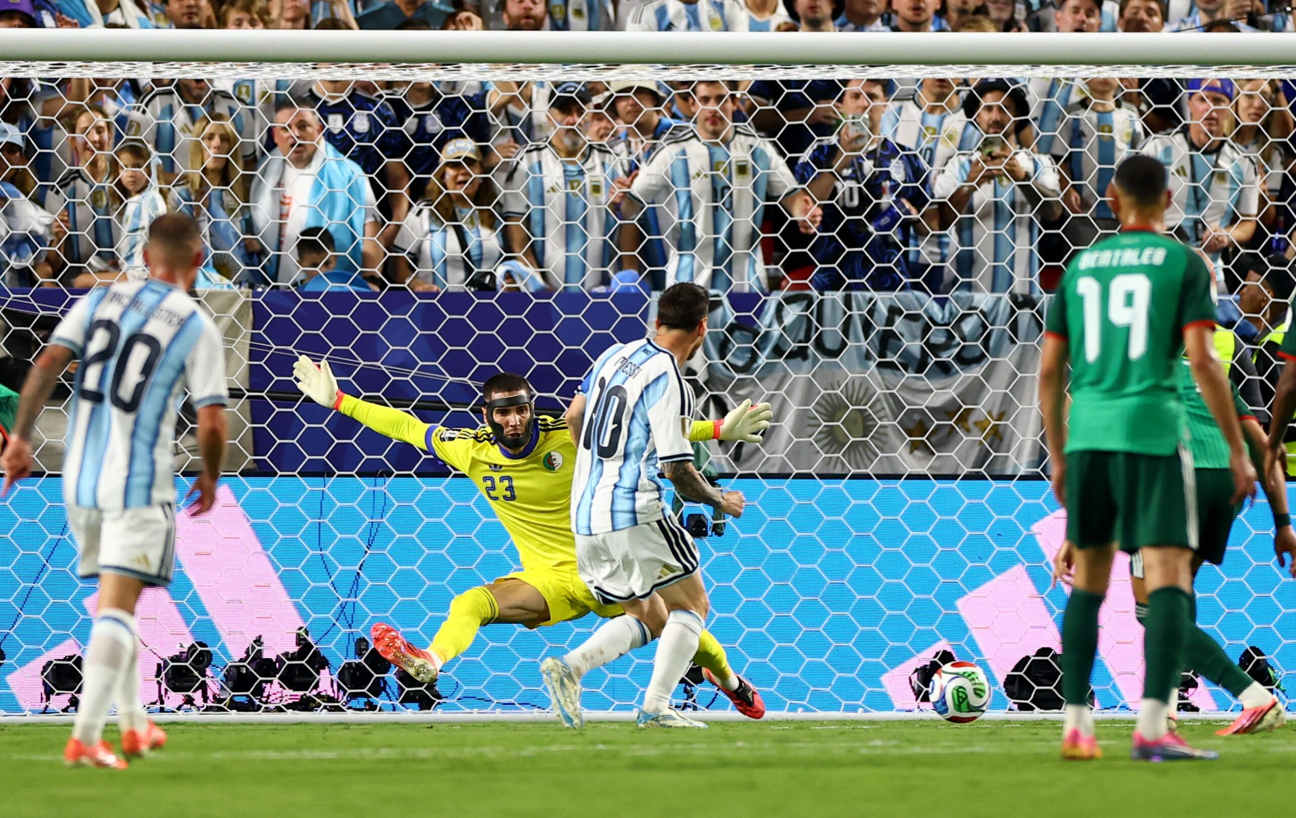 Falhas de filho de Zidane, goleiro da Argélia, mobilizam redes sociais; veja memes