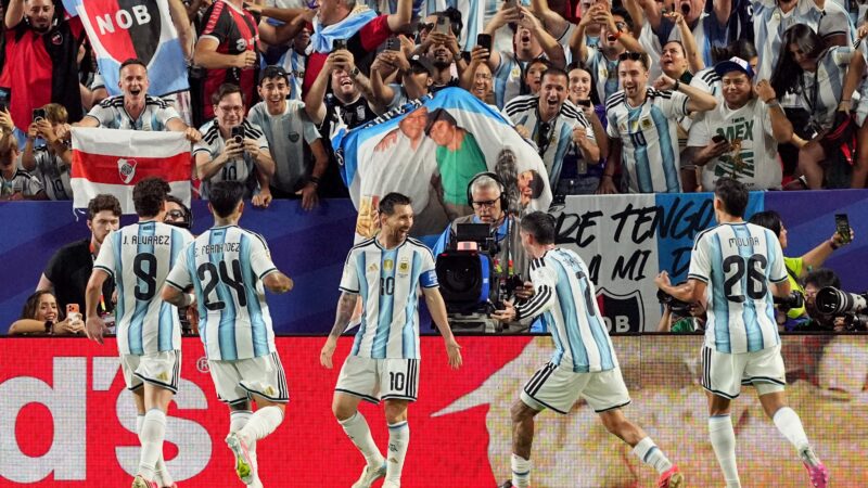 Após recorde nas Copas, Messi exalta Ronaldo Fenômeno: “Um dos maiores”