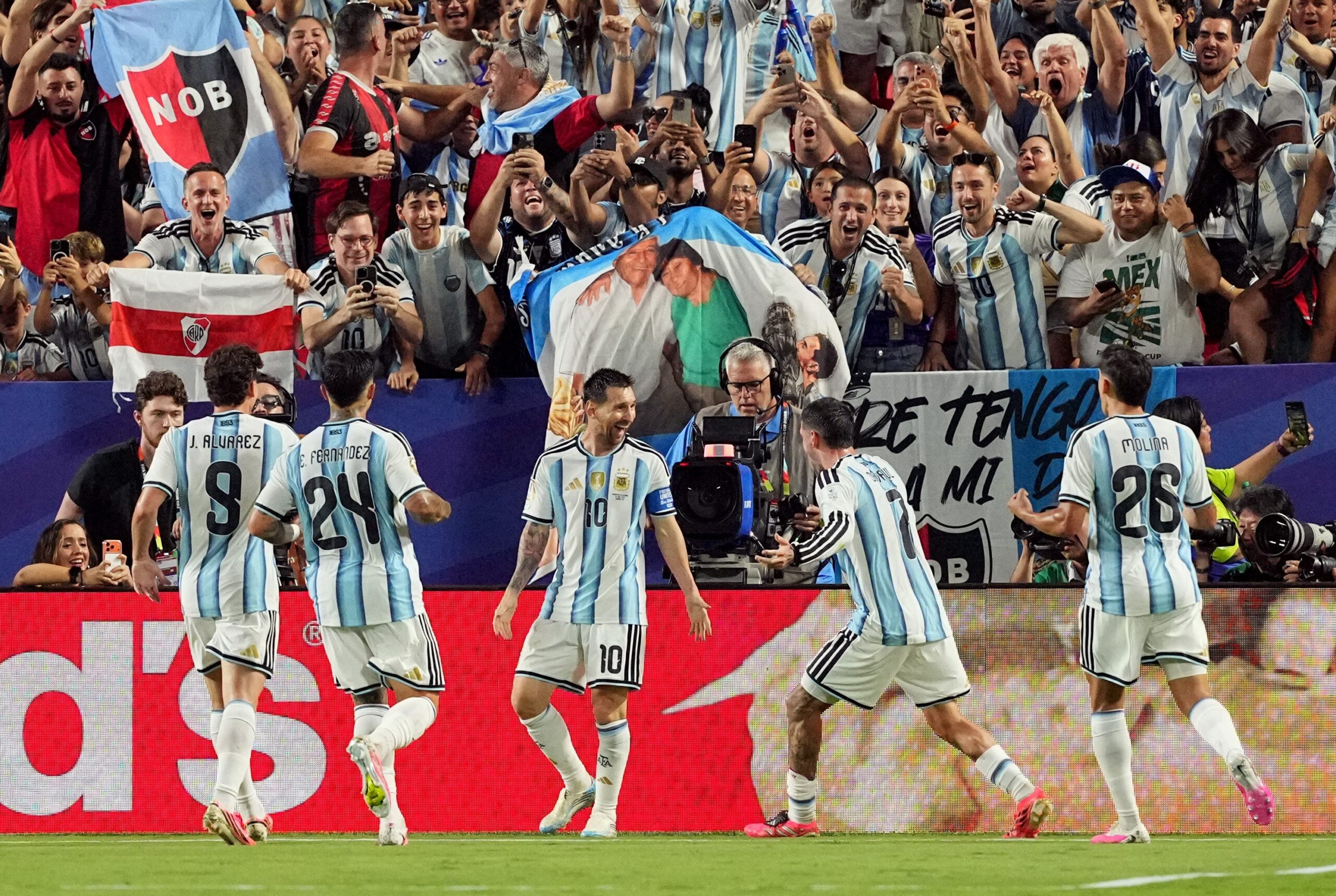 Após recorde nas Copas, Messi exalta Ronaldo Fenômeno: “Um dos maiores”
