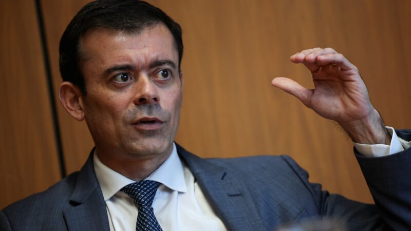 Governo vai encerrar subsídios a combustíveis se petróleo estabilizar perto de US$ 80, diz Ceron