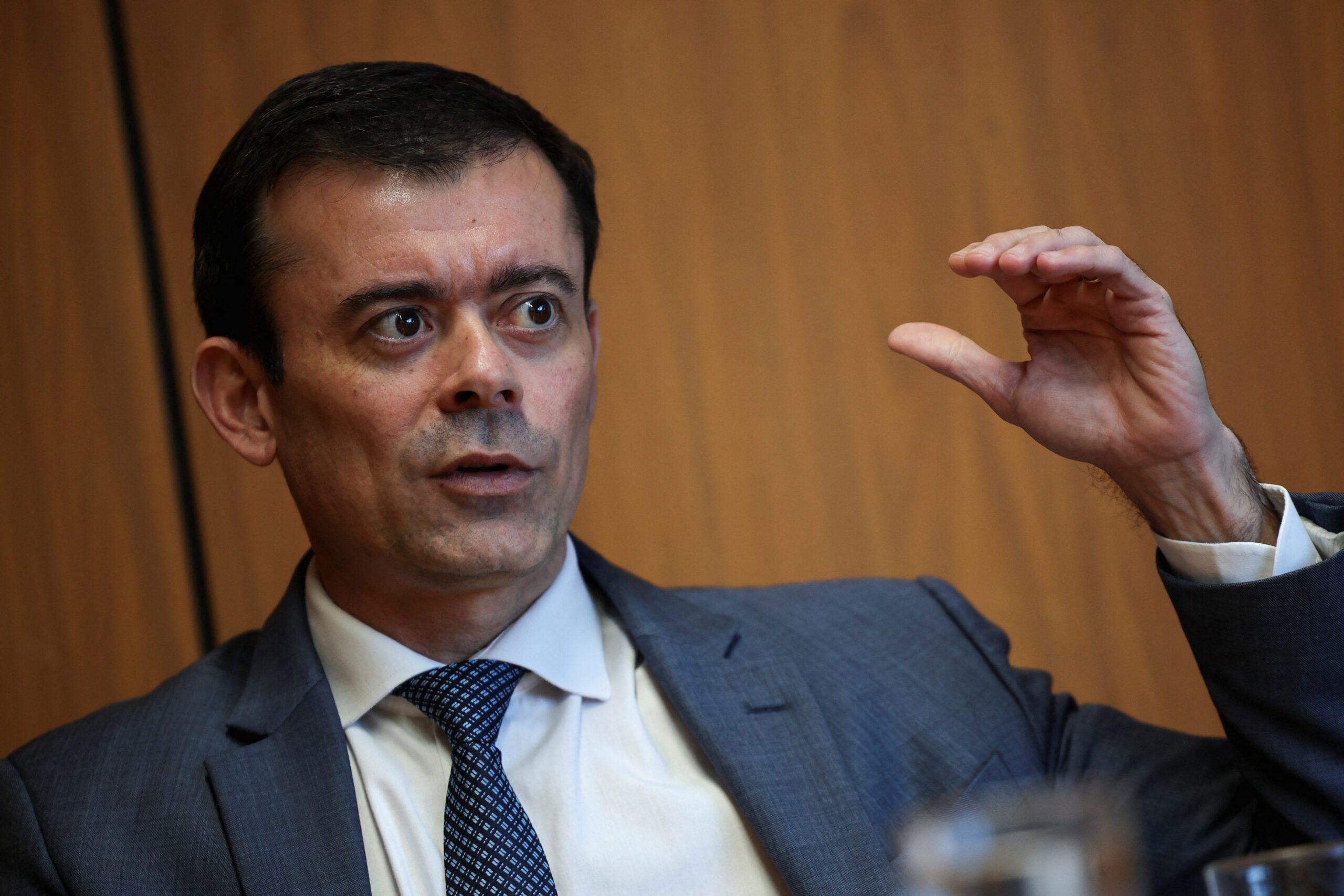 Governo vai encerrar subsídios a combustíveis se petróleo estabilizar perto de US$ 80, diz Ceron
