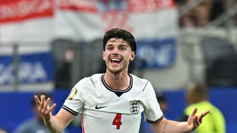 Meia da Inglaterra revela estar jogando com dores há meses: “Quantidade obscena de jogos”