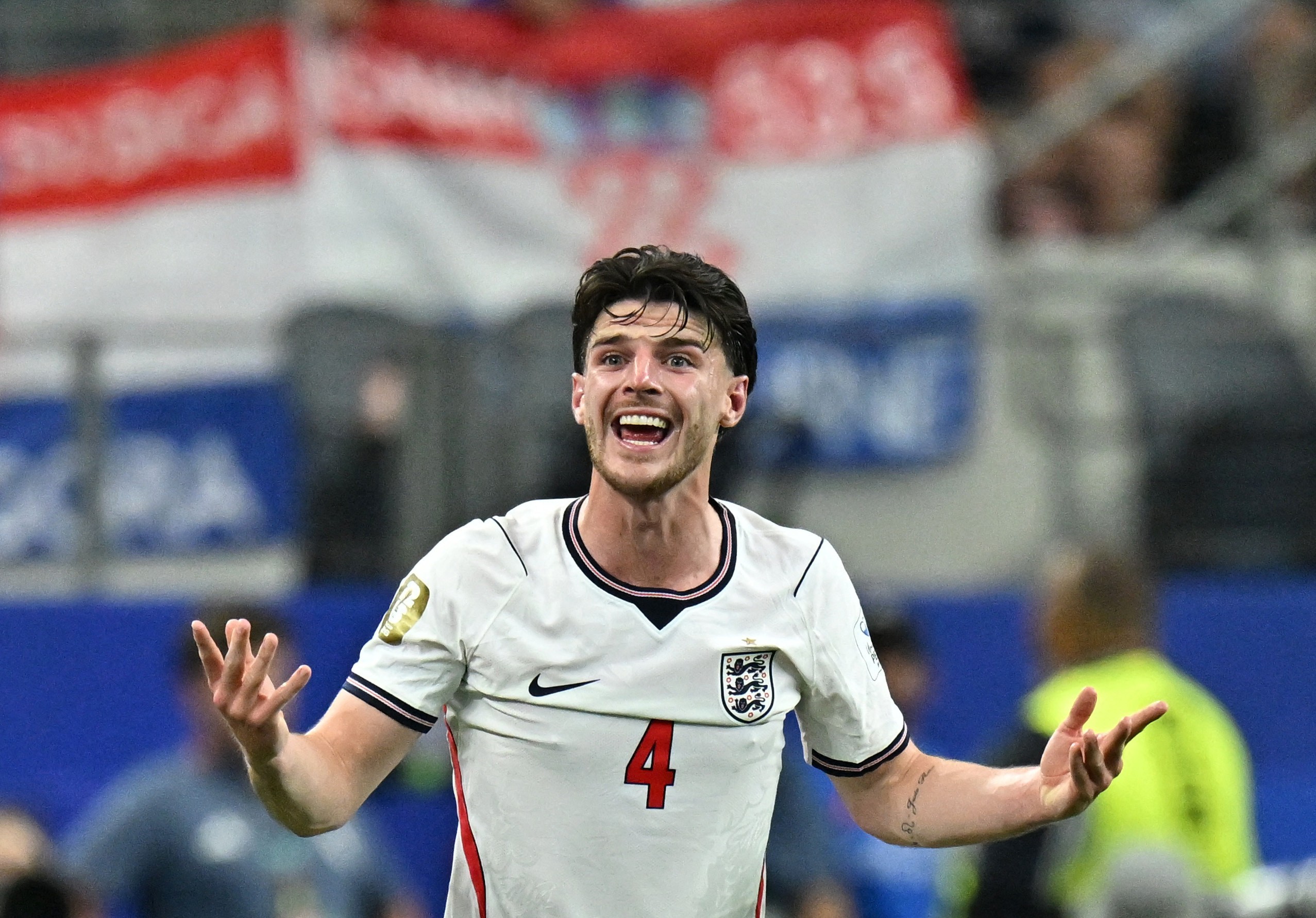 Meia da Inglaterra revela estar jogando com dores há meses: “Quantidade obscena de jogos”