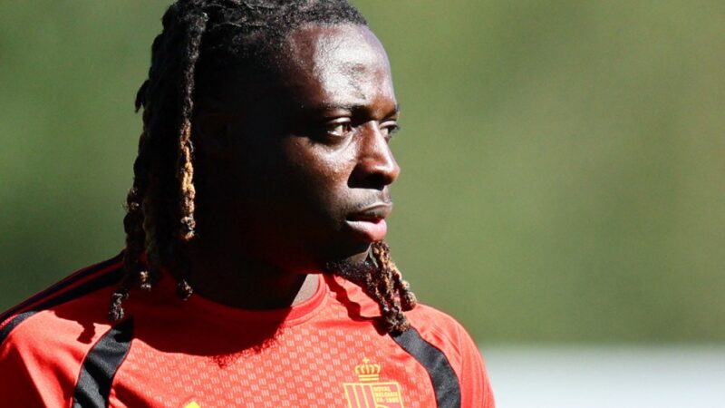 Doku se reapresenta à Bélgica após ver filho nascer e é recebido com aplausos pelos companheiros; veja vídeo