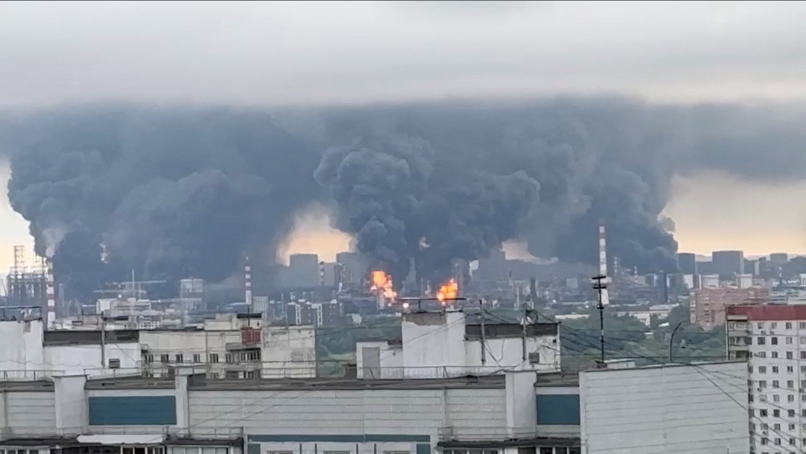 Ataque de drone faz teto de refinaria ‘voar pelos ares’ em Moscou, na Rússia
