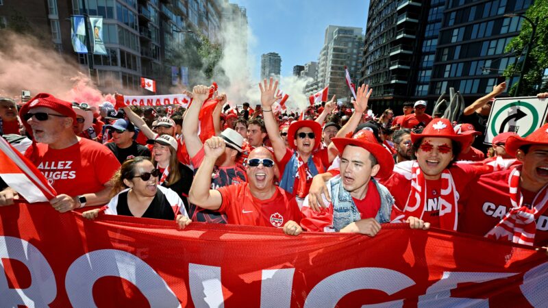 Mar Vermelho? Torcida do Canadá faz a festa nas ruas antes do jogo com o Catar