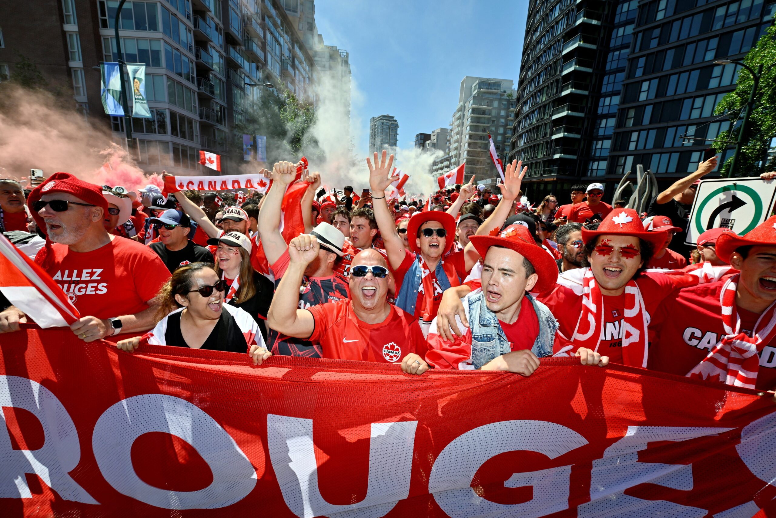 Mar Vermelho? Torcida do Canadá faz a festa nas ruas antes do jogo com o Catar