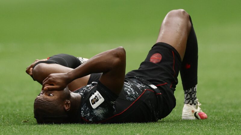 Imprensa internacional repercute lesão grave de jogador do Canadá na Copa: “Arrepiante”