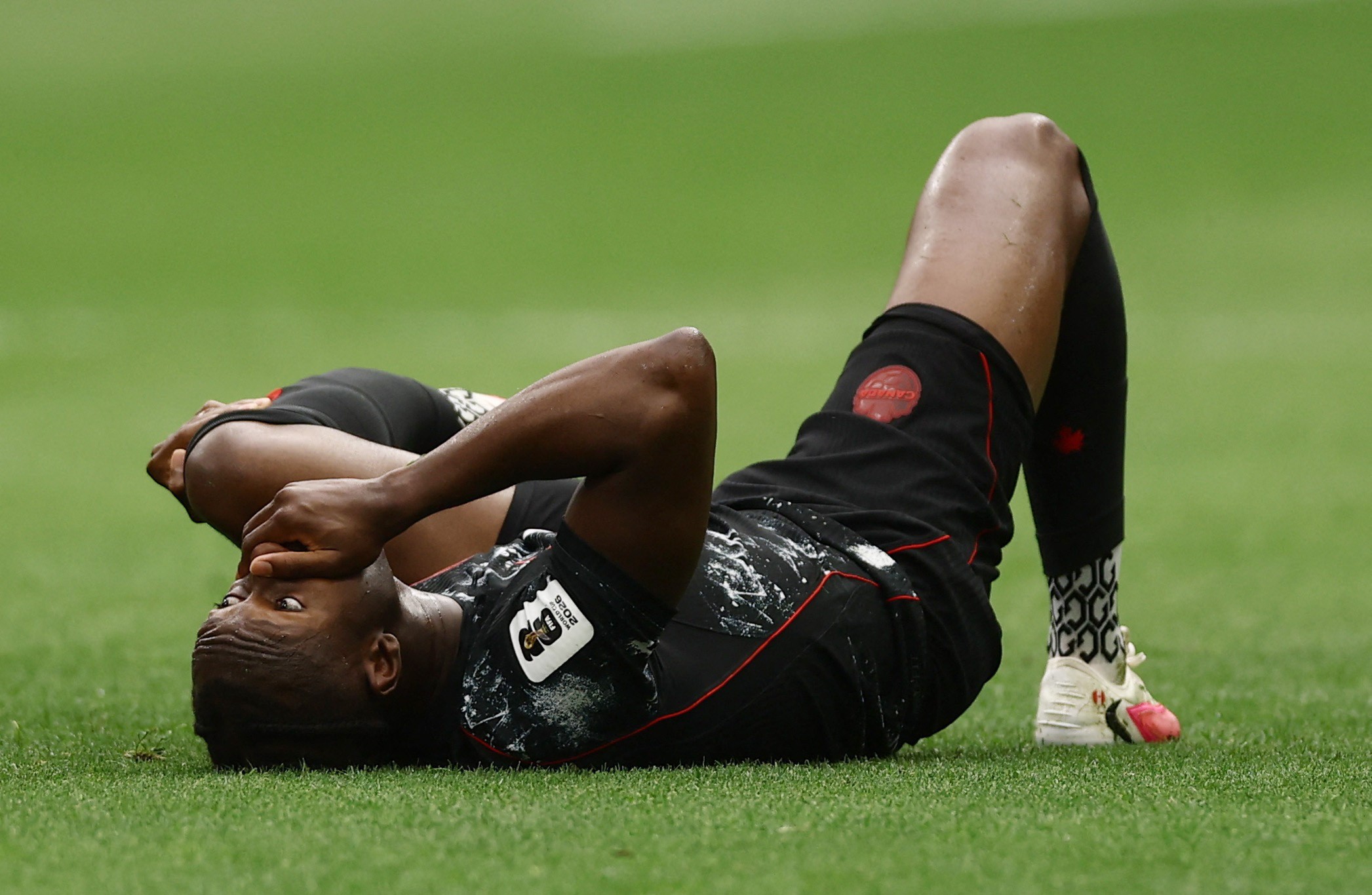 Imprensa internacional repercute lesão grave de jogador do Canadá na Copa: “Arrepiante”