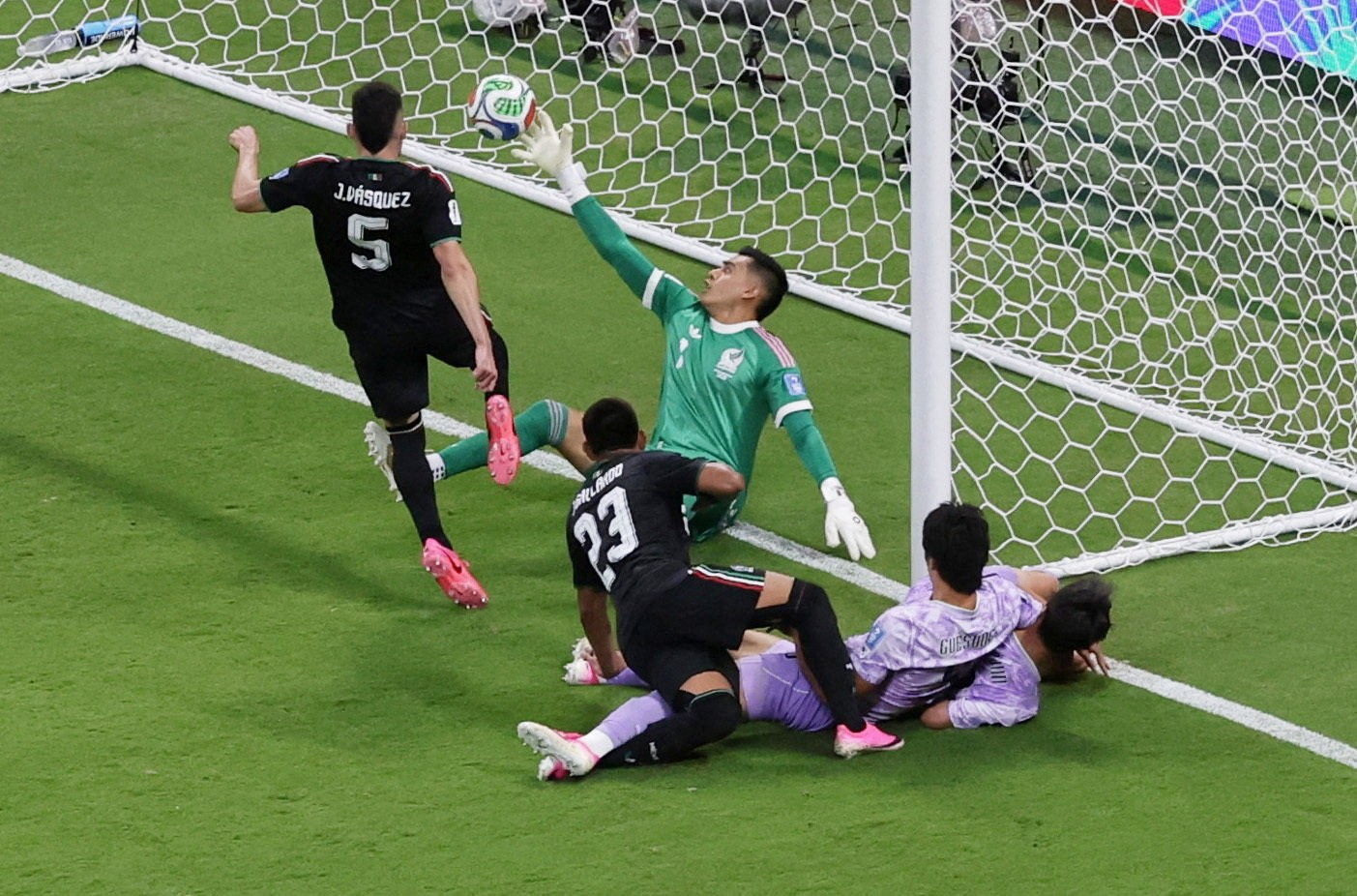 Quem é o sucessor de Ochoa no México que trabalhou em açougue e quase não seguiu carreira