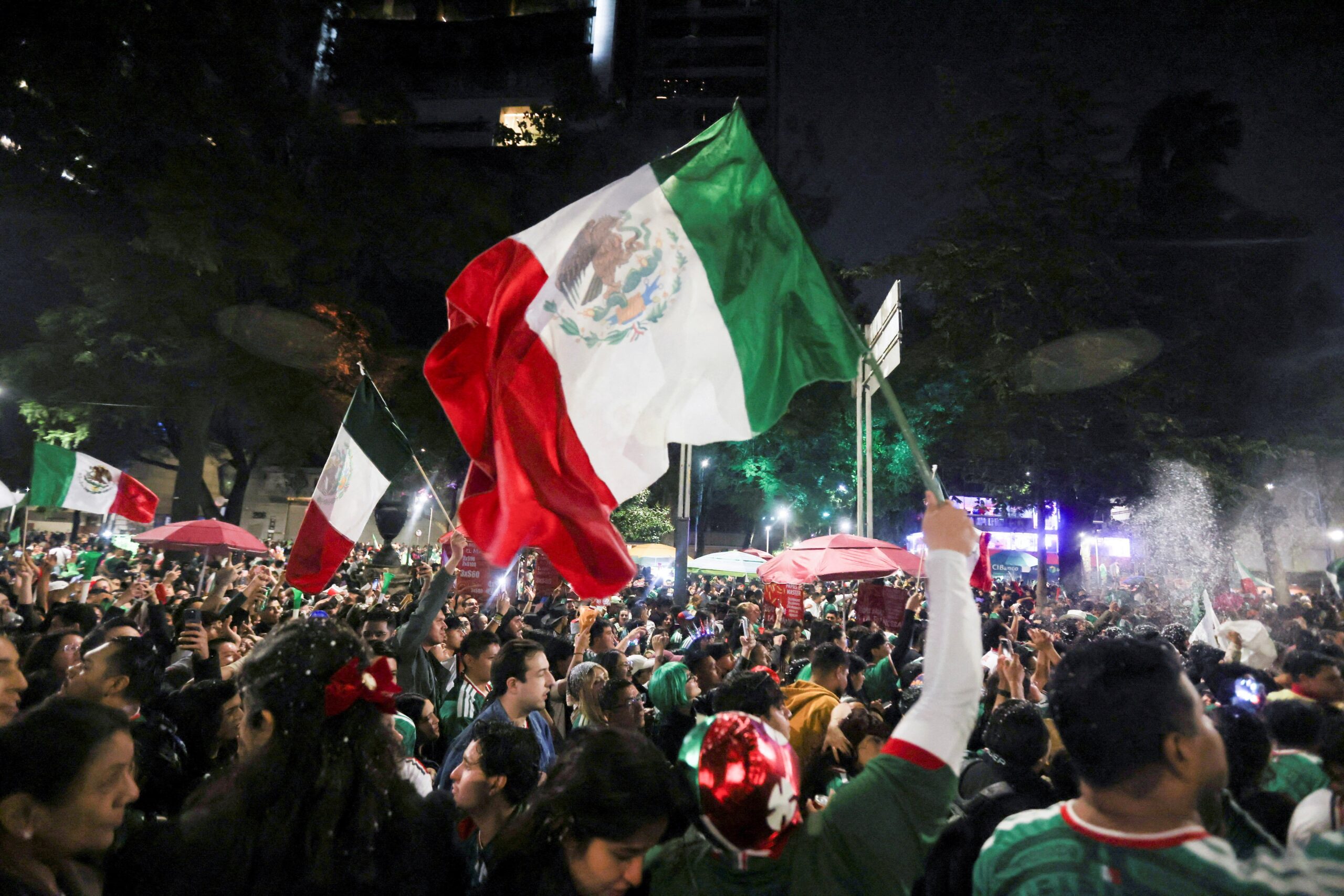 Mexicanos lotam ruas da Cidade do México após classificação na Copa; veja imagens